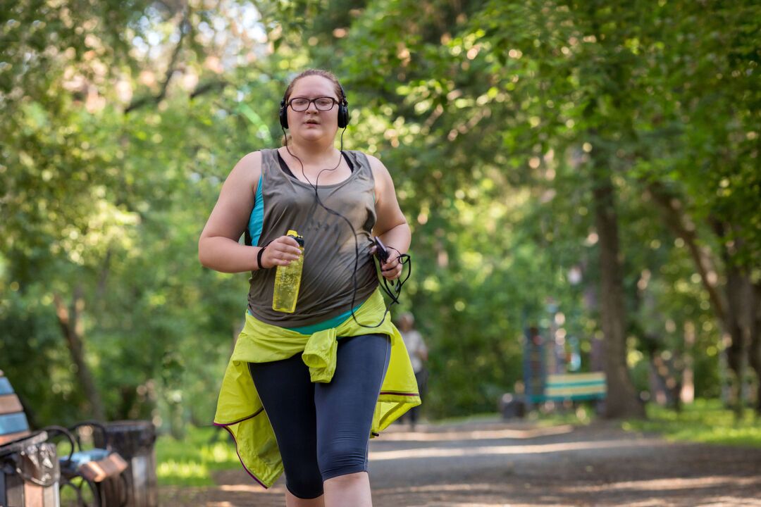The overweight girl started jogging to lose weight