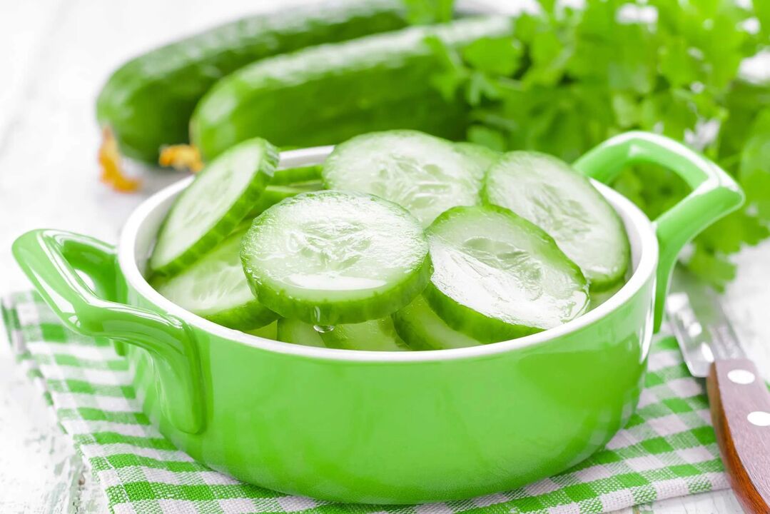 Cucumbers are an indispensable product for weight loss and the basis of fat burning cocktails. 