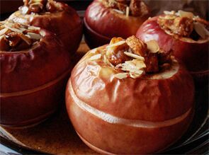 Baked apples with dried fruits are a dessert in the diet menu after gallbladder removal