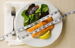 Fish with salad to lose weight on a protein diet