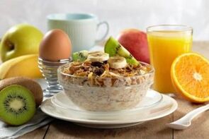 porridge with fruit as a healthy breakfast for weight loss