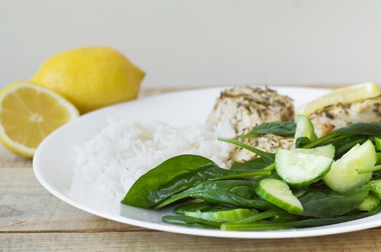 slimming chicken with rice, spinach and cucumber