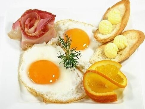 fried eggs with bacon as a prohibited food for gastritis